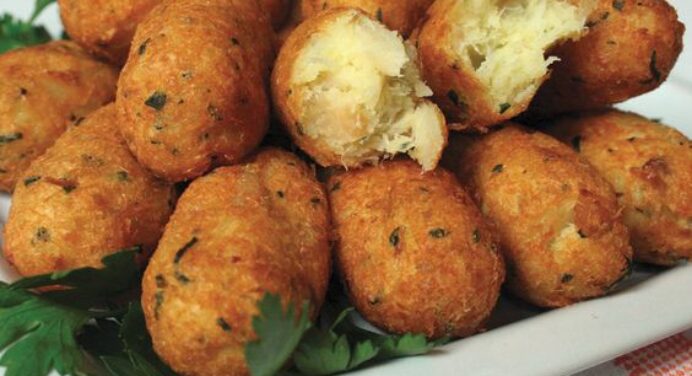 Bolinho de Bacalhau: O Petisco Clássico Que Encanta a Todos!